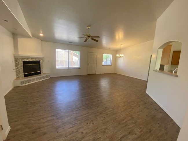 Building Photo - 2045 Sequoia Dr