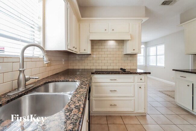 Building Photo - 8334 Mentmore Dr