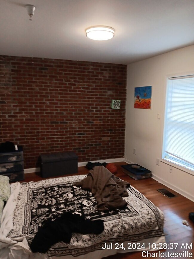 Building Photo - !!!Charming 3-Bedroom 2 Bath Apartment!!! ...