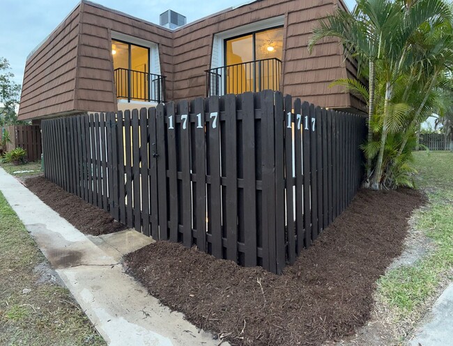 Foto del edificio - 1717 Erin Ct