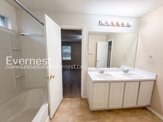 Foto del edificio - 109 Covey Ln
