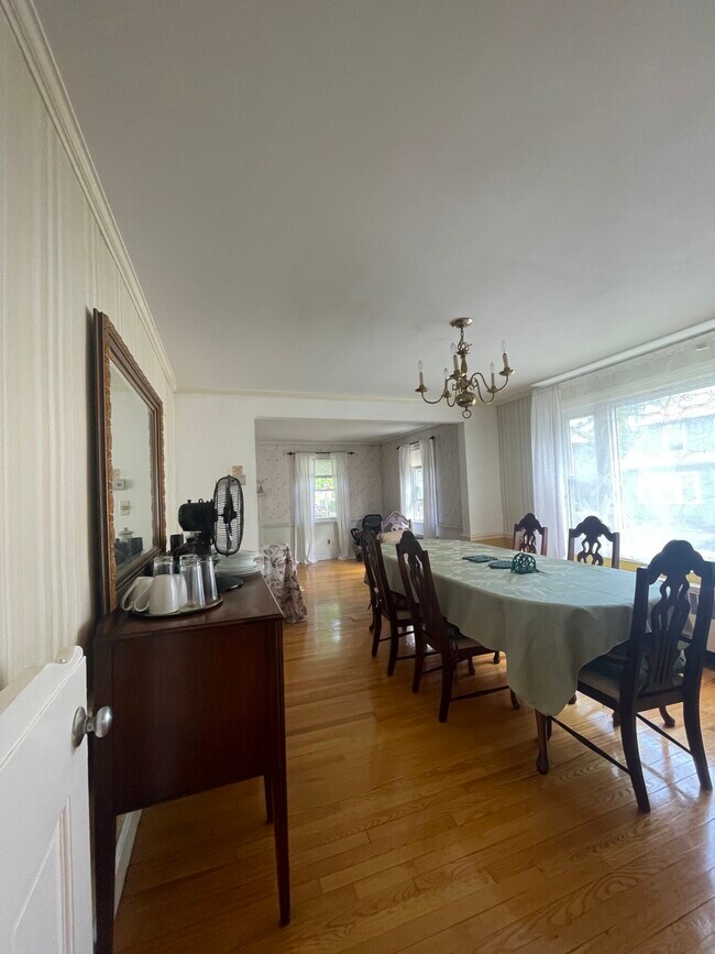 Building Photo - 632 W Roxbury Pkwy