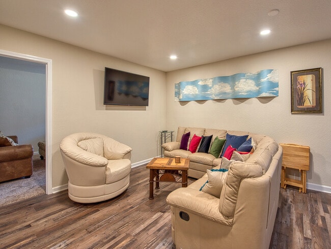 Building Photo - 7 Higel Ln