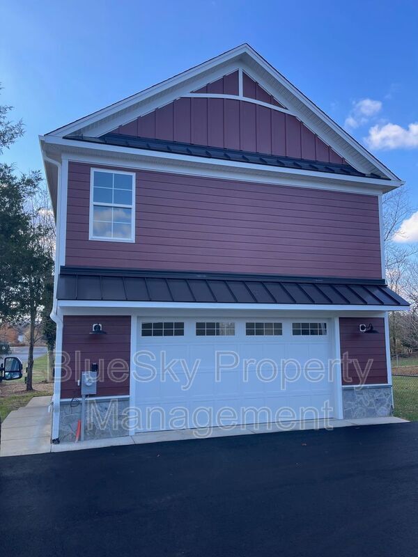 Foto principal - 5603 Hill Top St