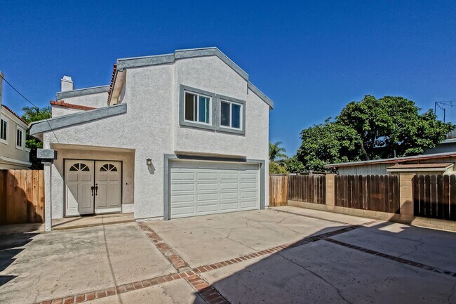 Foto del edificio - Newly Updated, Detached Rear Townhome w/ S...