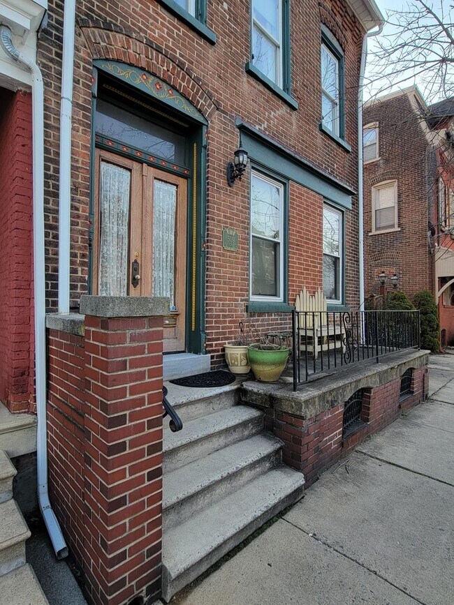 Building Photo - 5 Bedroom Home in Central Allentown