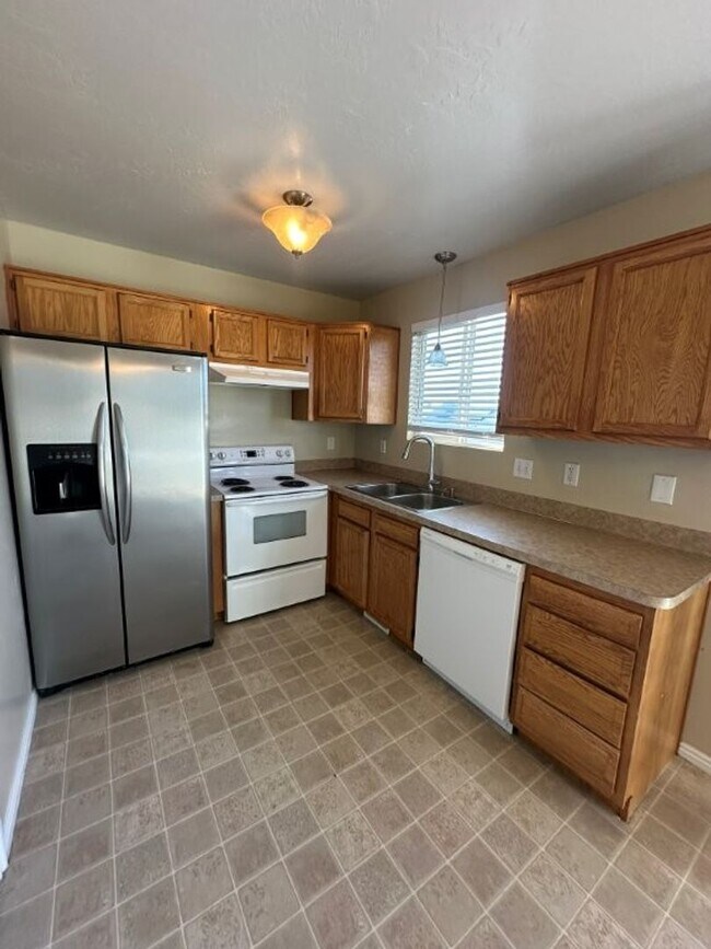 Foto del edificio - Move-In Ready 5-Bed with Garage, Yard & Up...