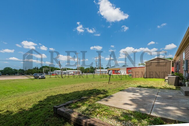 Building Photo - 305 S Elm St