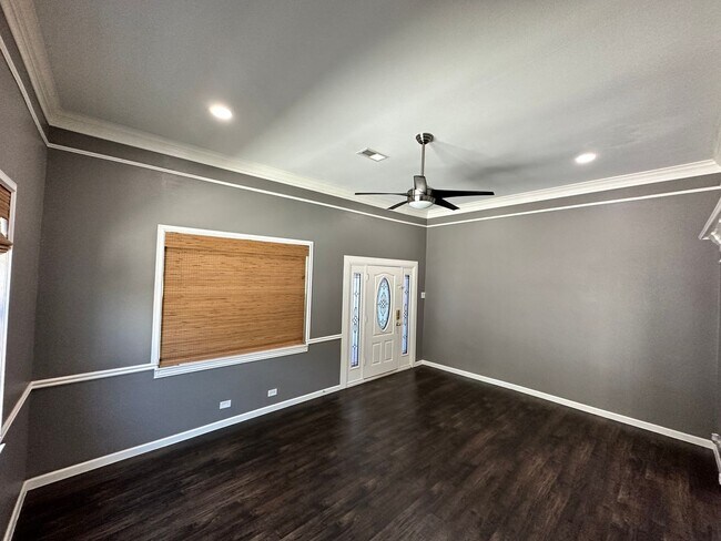 Foto del edificio - Make this Fairmount Showstopper Home!