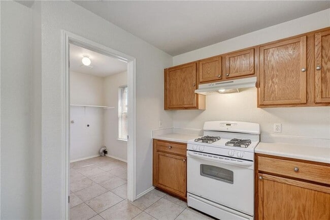 Foto del edificio - Large 4 Bedroom Home Near Major Conveniences