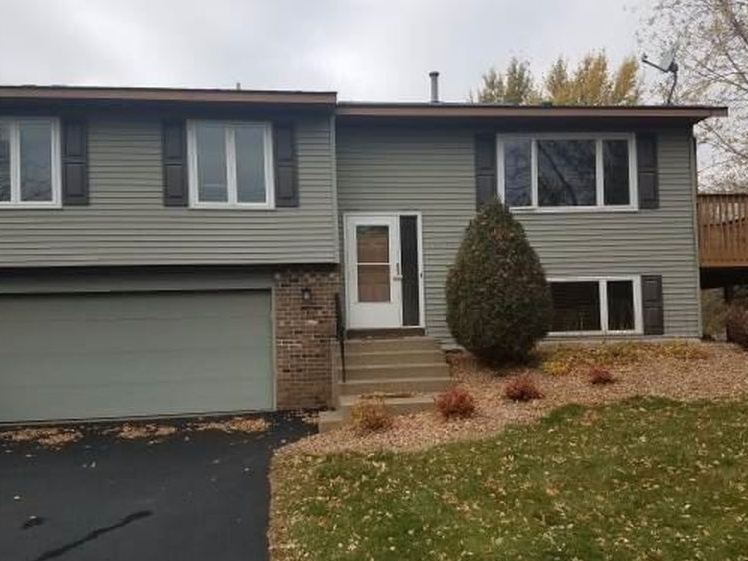 Foto principal - A beautiful 3-Bedroom Maple Grove Rental Home