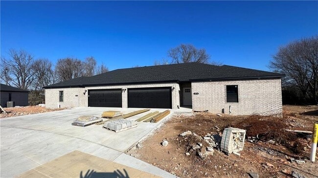 Building Photo - 205 Tricha Cir SW