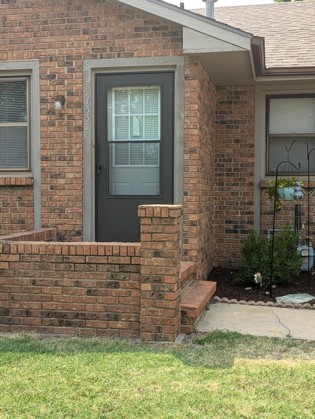 Front - 1335 Applewood Ln