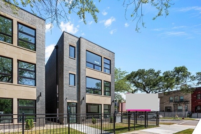 Primary Photo - 556 E 46th Pl