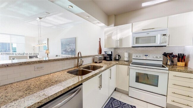 Foto del edificio - 18100 N Bay Rd