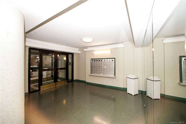 Foto del edificio - 98-22 63rd Dr