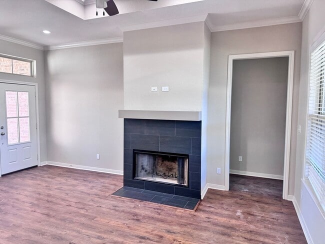 Building Photo - 4/2 Creekside Home