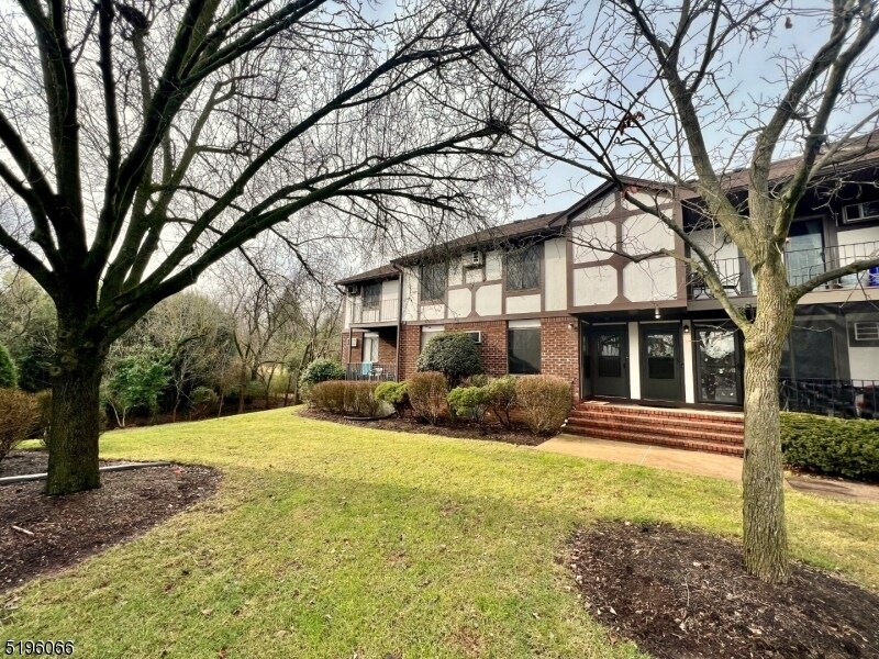 Primary Photo - 76 Farm Rd