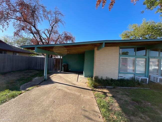 Foto del edificio - 2 br, 1 bath Duplex - 612 Mary Lake Dr