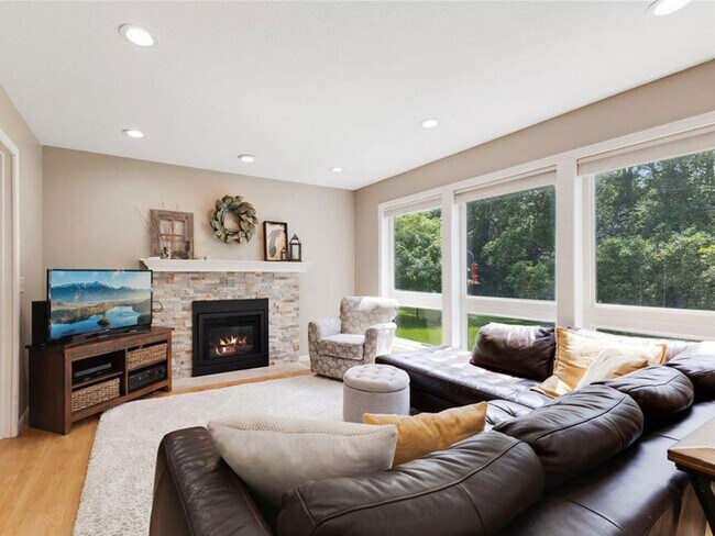 Foto del edificio - *Short term lease!* Spacious Like-New 2-Story with Office, Fireplace, Sunroom, Gourmet Kitchen & ...