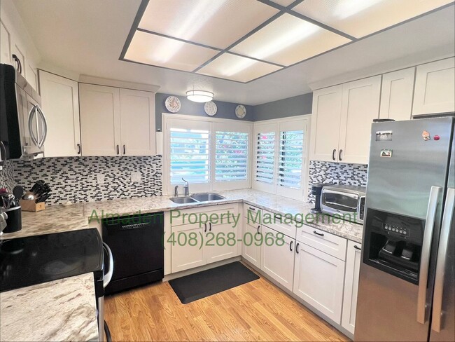 Building Photo - Remodeled Sunrise Community Single Story Condo! Pets Negotiable! Great Schools & Central A/C!!
