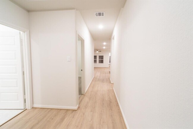 Building Photo - 21126 Lady Of The Lk Ln
