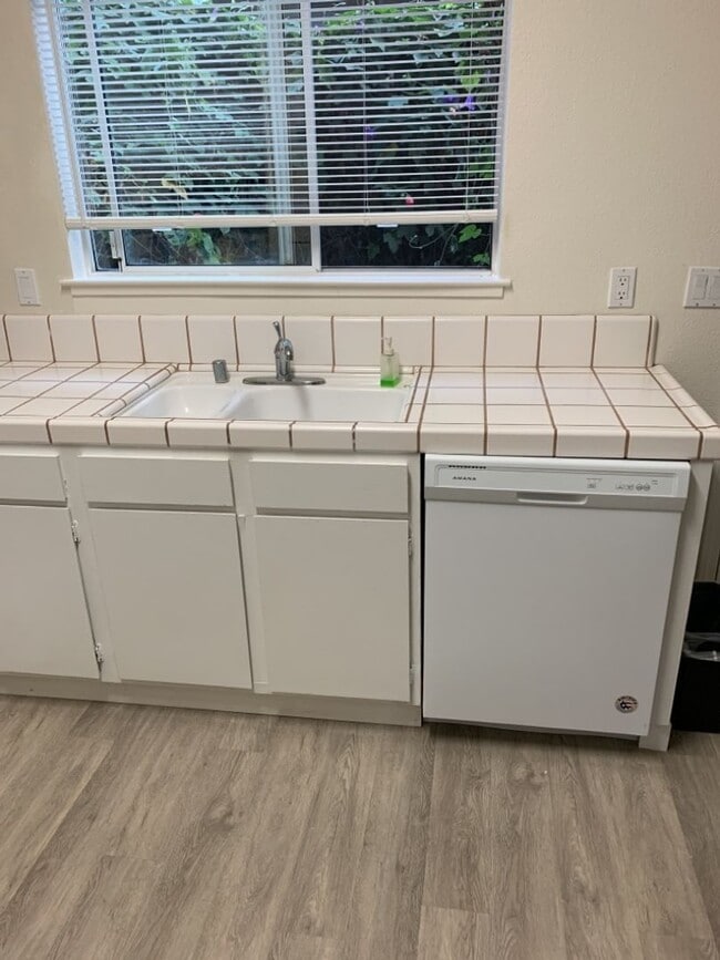 Building Photo - Great 2 bedroom 1.5 Bath condo