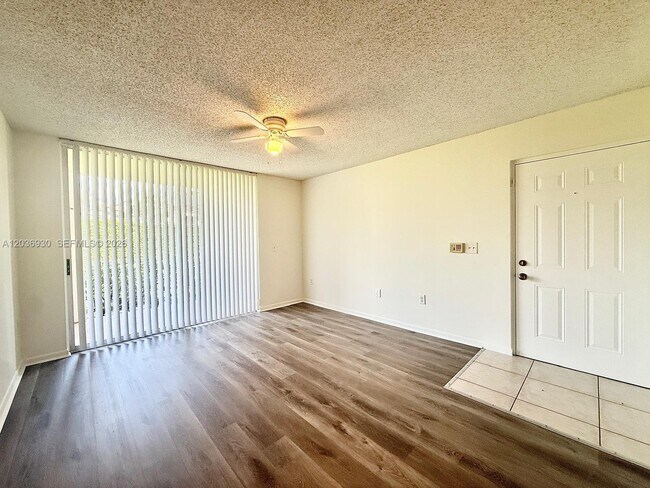 Foto del edificio - 1743 Village Blvd