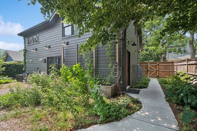 Building Photo - 2034 Maple Ave