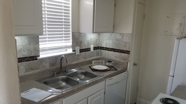 Building Photo - Royal Oaks of Pearland