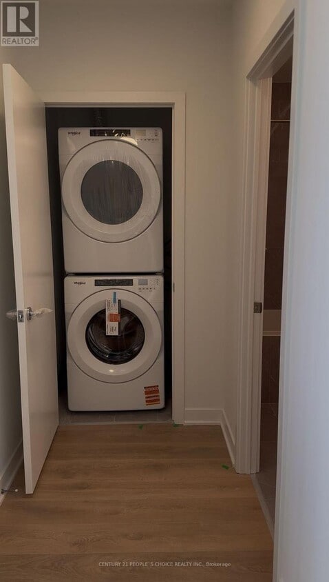 Photo du bâtiment - 1037 The Queensway