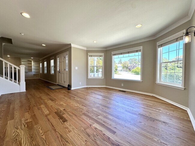 Building Photo - 604 Village Ct
