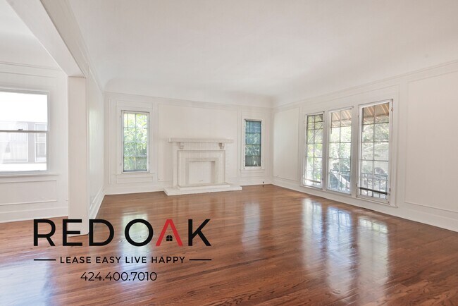 Foto del edificio - Absolutely Stunning Top Floor, Two-Bedroom...