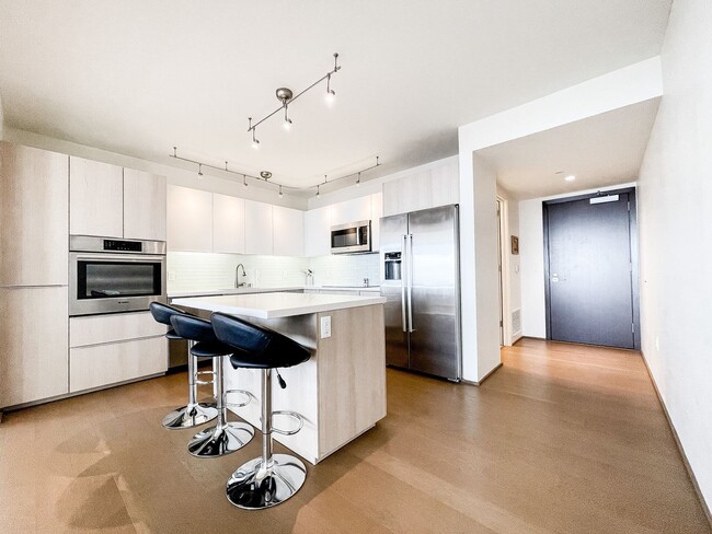 Foto del edificio - Furnished Symphony Condo with Direct Ocean Views and Two Parking