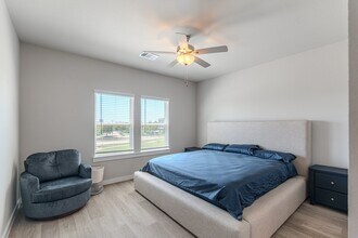 Building Photo - 494 S Centro Cir