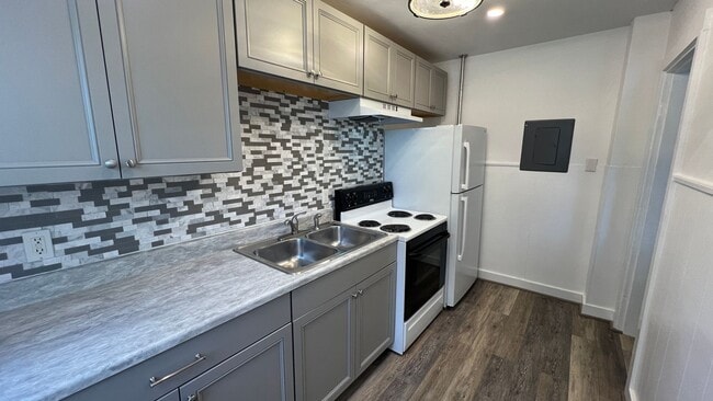 Building Photo - Very nicely remodeled 1 Bedroom Unit close...