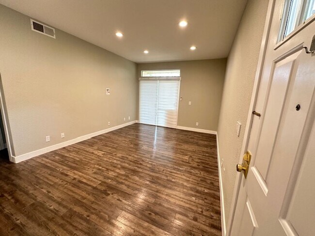 Building Photo - Stunning One Bedroom with Designer Finishe...