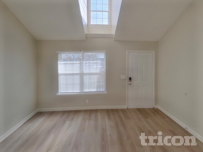 Foto del edificio - 3415 Hardwood Dr