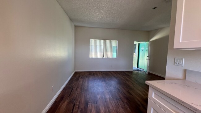 Foto del edificio - 7424 Radford Ave