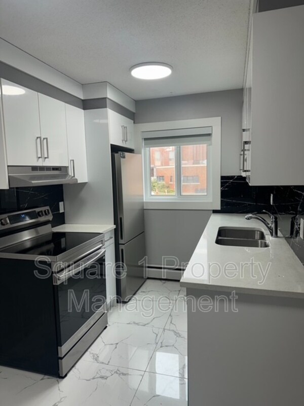 Building Photo - 11042 128 St NW