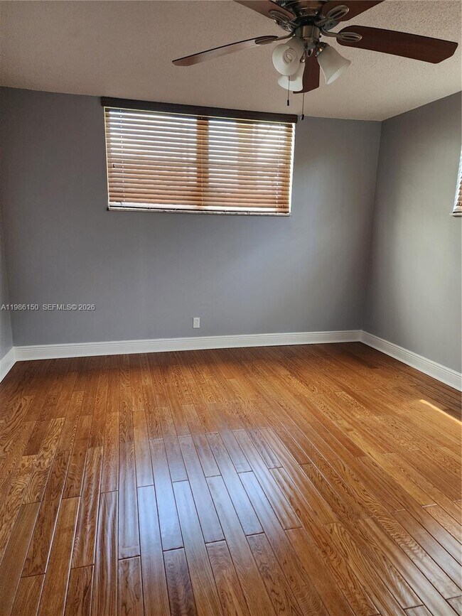 Foto del edificio - 681 S Hollybrook Dr