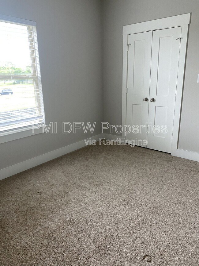 Building Photo - 212 Stone Cir