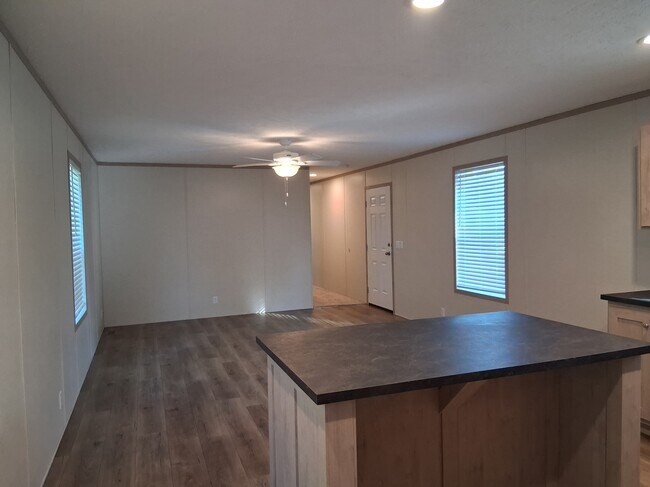 Foto del edificio - 10340 Midland Rd