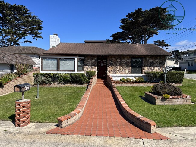 Building Photo - Four Bedroom Home in Pacific Grove Beach T...