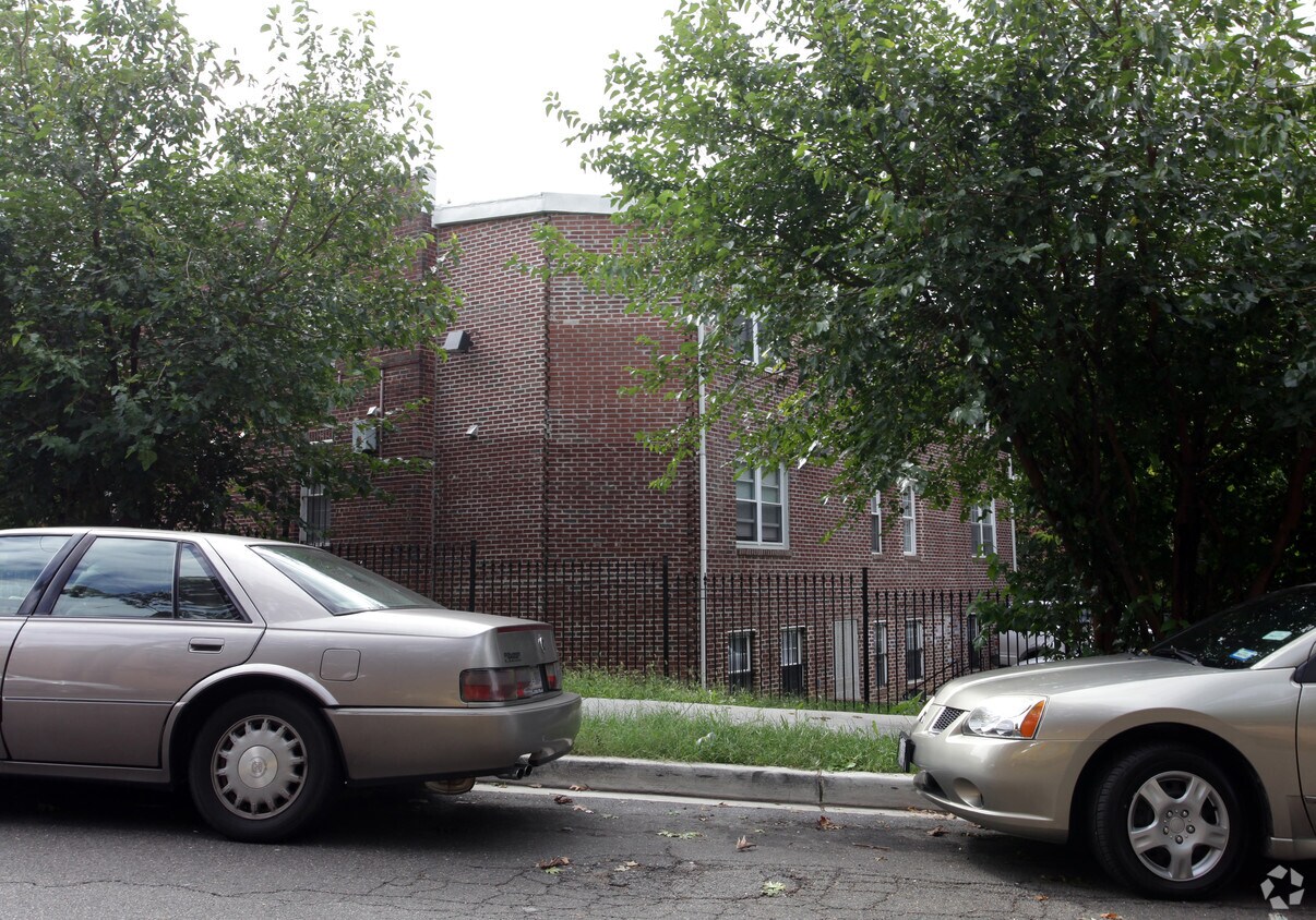 Foto del edificio - 3548-3550 Minnesota Ave SE