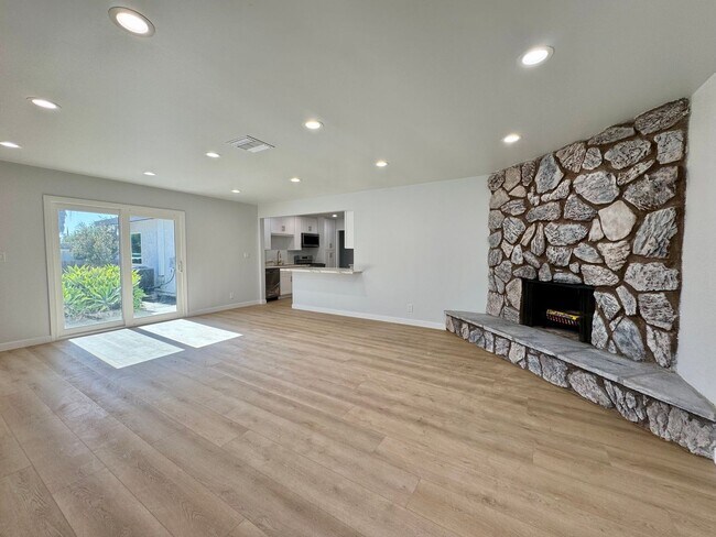 Foto del edificio - Newly Remodeled Gorgeous Open Floor Plan on a large Corner Lot