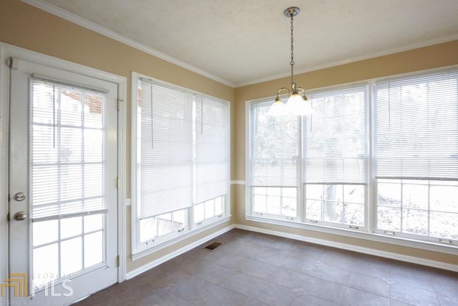 Building Photo - 325 Hillsdale Dr