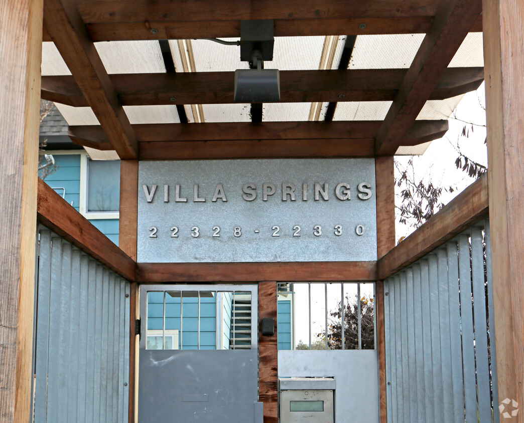 Building Photo - Villa Springs