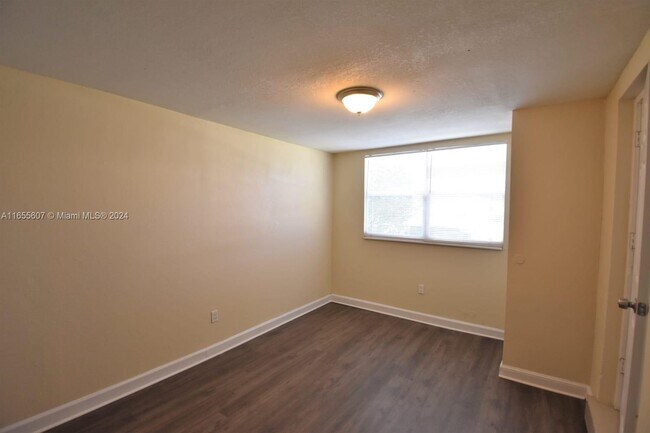 Foto del edificio - 6770 Liberty St
