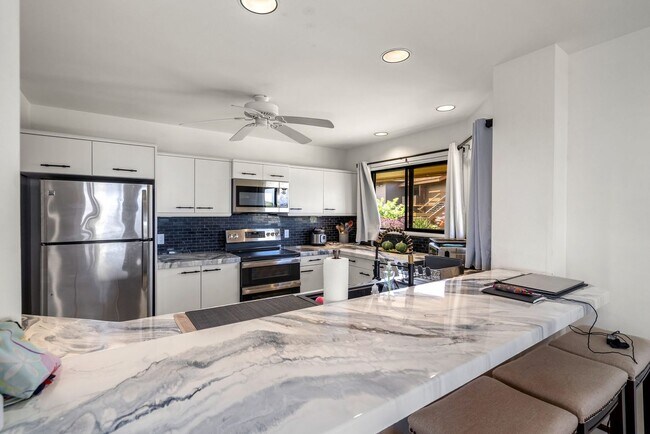 Foto del edificio - Furnished Masters, 2 Bed, 2 Bath Condo wit...